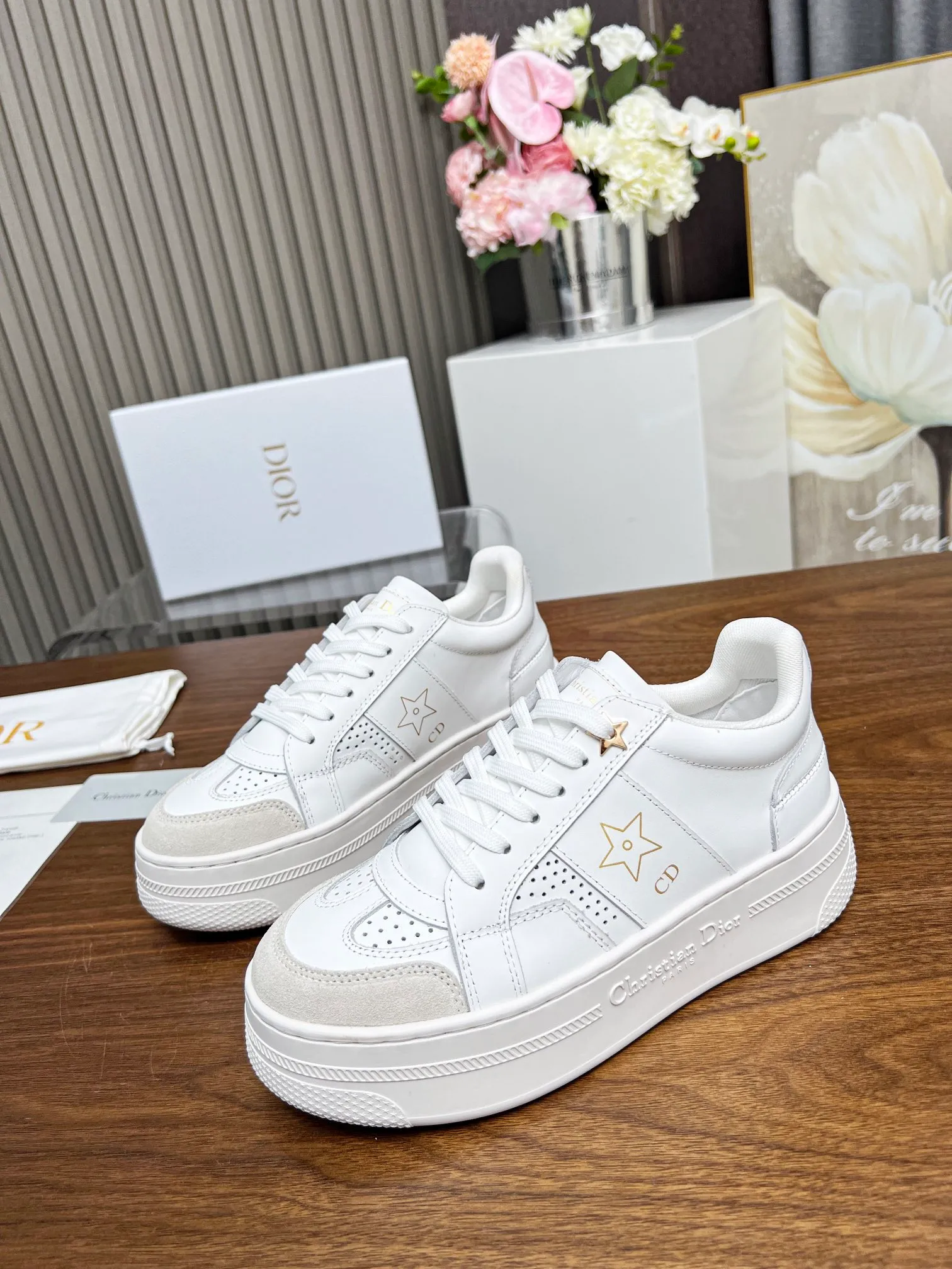 👟👟Ex-factory price 480👟👟 Dior's new 2024 Lucky Star, star sneakers, improve the signature line of modern style. The upper is carefully crafted from white calfskin, with matching suede calfskin panels on the front, and black CD signatures and star patterns on both sides, highlighting its unique charm. With a thick yet ultra-light signature sole that is 5cm taller, this sneaker can be paired with casual wear all year round. Size: 35-41. Welcome to place your order in the picture above [Rose][Rose][Rose]